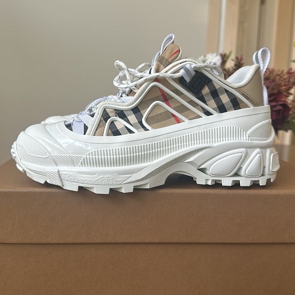 ⭐️⭐️⭐️SOLD⭐️⭐️⭐️MINT! Burberry Arthur Vintage Check & Leather Sneakers - Picture 15 of 17